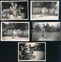 cca 1950 16 db fotó gyerekekkel, játékokkal kapcsolatban, 6x9 cm, 8,5x9 cm
