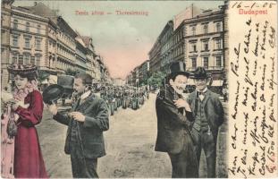 1905 Budapest VI. Teréz körút, Fuchs üzlete, Janus biztosító intézet. Kl.V. Bp. 31. Montázs hölgyekkel és urakkal és katonai felvonulással (EK)