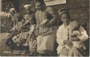 1936 Pechenga, Petsamo; Kolttanaisia / Skoltkvinnor / Sami folklore, women with children (tiny tear)