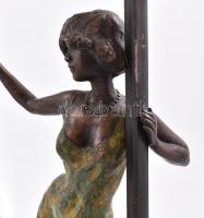 Kutas László (Budapest, 1936 - ) Lány gyöngyös kapuval. Patinázott bronz, márvány talapzaton.  jelze...