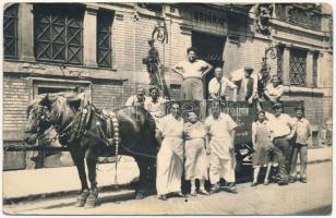 Budapest VI. Hunyadi téri piac bejárata, jégszállítás Koncz Gusztáv (?) lovaskocsijával. photo (fa)