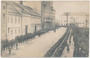 1921 Sopron, Ostenburg különítmény (csendőrzászlóalj) díszfelvonulása augusztus 29-én délelőtt 9 órakor a Postapalota előtt (Sopron város Ausztriának (Burgenland tartomány) történő hivatalos átadásának napja). A nyugat-magyarországi felkelés előnapja. Stagl Ferenc photo