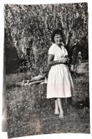 cca 1900 -1970 Kb. 136 db fénykép nőkről, 8,5×6 és 18×12,5 cm közötti méretben