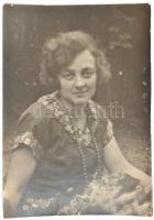 cca 1900 -1970 Kb. 136 db fénykép nőkről, 8,5×6 és 18×12,5 cm közötti méretben