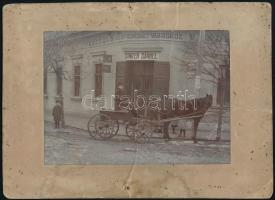 cca 1900 Pápa, Vendéglő az Erzsébetvároshoz / Singer Sámuel, kartonra kasírozott, jelzett fotó, felületén törésnyomok, 10×13 cm