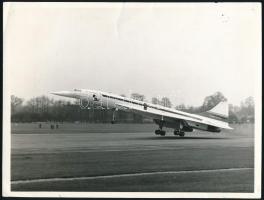 Concorde repülőgép, angolul feliratozott sajtófotó, felületén törésnyomok, 15,5×20,5 cm