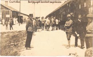 Csót-tábor, hadifogságból hazatérők megérkezése a vasútállomáson, katonák. photo