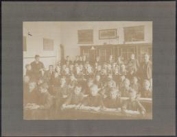 cca 1900 Régi osztályterem, tanítókkal és diákokkal, kartonra ragasztott fotó, felületi sérüléssel, szakadással, 16×21 cm