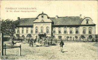 Nagykálló, M. kir. állami elmegyógyintézet (tébolyda), piac árusokkal. W.L. Bp. 2206. (EK)