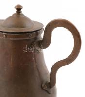 Antik réz boros kancsó, fedőn kis horpadással, m: 23,5 cm