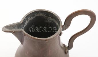 Antik réz boros kancsó, fedőn kis horpadással, m: 23,5 cm