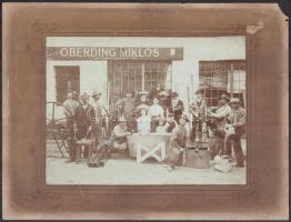 cca 1900 Kolozsvár, Oberding Miklós vízvezeték-szerelő üzemének dolgozói, kartonra kasírozott fotó, karton sérült, 17×23 cm