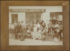 cca 1900 Kolozsvár, Oberding Miklós vízvezeték-szerelő üzemének dolgozói, kartonra kasírozott fotó, ...