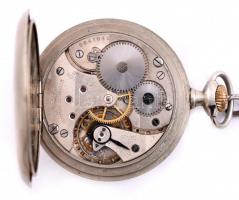 Omega zsebóra, fém tokban, hibátlan állapotban. Jelzett szerkezettel, fém lánccal, működő állapotban...