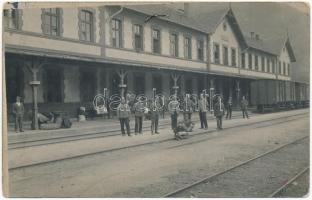 ~1910 Zólyombrézó, Podbrezová; vasútállomás, vagon, vasutasok / railway station, wagon, railwaymen. photo (kopott sarok / worn corner)
