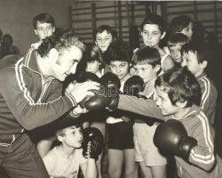 1968 Papp László (1926-2003) olimpiai bajnok ökölvívó gyerekeket oktat, kartonra kasírozott kiállítási fotó, 39×48 cm