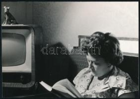 1958 Otthon, amikor még a TV is ritkán adott, fotó, 12,5×17,5 cm