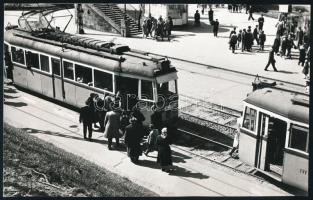1959 Budapest, villamos végállomás a Moszkva téren, fotó, 11×17 cm