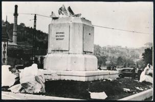 1944 Budapest, a felrobbantott Gömbös Gyula-szobor, háború után publikált fotó, 12×18 cm