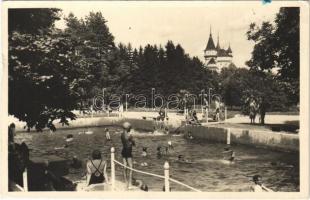 1950 Bajmóc, Bojnice; Kúpele / strand, fürdőzők, háttérben Bajmóc vára (Gróf Pálffy kastély) / swimming pool, bathers, castle (EK)