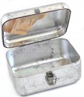 Elsősegély retro fém mentődoboz fém csattal, tartalom nélkül, kopott, 16x22x12 cm