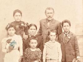 cca 1870-1900 Erdélyi család fotóhagyatéka, 52 db keményhátú portréfotó széteső állapotú bőr fotóalb...