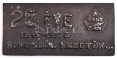 1970 A Ganz Villamossági Művek réz emlékplakettje 25 éve romokból kezdtük felirattal, jó állapotban, 7,5×16 cm