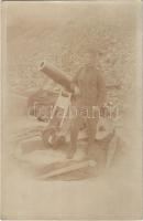 Első világháborús 15 cm-es nehéz tarack, katona / K.u.K. 15 cm Mörser M 80 / WWI Austro-Hungarian heavy howitzer (cannon), soldier. photo