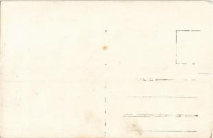 Első világháborús katonák egy 30,5 cm-es ágyúval. hegedülő katona az ágyúcsőben / WWI K.u.K. (Austro...