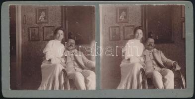 cca 1905 Sztereófotó nagypolgári házaspárról egy szoba belsejében, háttérben festmények és tükör, 9×18 cm