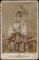 cca 1900 Felvidéki parasztlány népviseletben, keményhátú fotó Gutkaiss (Korytnica) műterméből, foltos, kopott, 16×10,5 cm