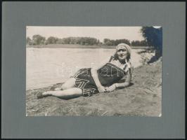 cca 1930 Hölgy fürdőruhás fényképe, kartonra ragasztott fotó, 11,5×17,5 cm
