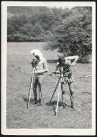 cca 1960 Fényképezés közben, 2 db fotó, felületén törésnyomok, 13×18 cm