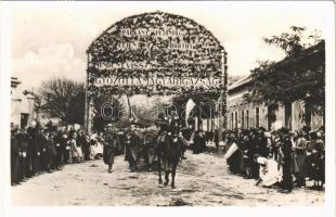 1938 Párkány, Stúrovo; bevonulás, díszkapu, magyar zászló / entry of the Hungarian troops, decorated gate, Hungarian flag