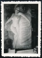 cca 1940 Akt festményről készült fotó, festette Helbing iparművészeti tanár lánya, hátoldalon feliratozva, 6,5×8,5 cm