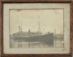 cca 1930 Patagónia nevű hajó nagy méretű, sérült fotója. Üvegezett keretben. 23x17 cm