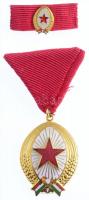 1985. Munka Érdemrend arany fokozata, zománcozott Br kitüntetés szalagsávval, miniatűrrel, kopott eredeti tokban, adományozói okirattal és viselői igazolvánnyal T:2  NMK 599.