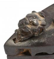 Öntöttvas szenes vasaló oroszlános nyitóval, fa fogantyúval, alátéttel, 23x22 cm