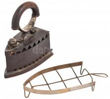 Öntöttvas szenes vasaló oroszlános nyitóval, fa fogantyúval, alátéttel, 23x22 cm