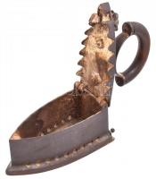 Öntöttvas szenes vasaló oroszlános nyitóval, fa fogantyúval, alátéttel, 23x22 cm