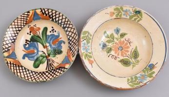 Népi mintás kerámia tányér, 2 db, lepattanásokkal, d: 19 és 21 cm