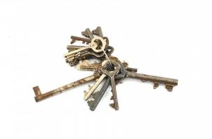 14 db díszes régi kulcs, vegyes méretben, egyik osztrák Gebr. Stingl Wien