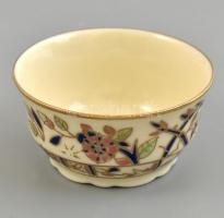 Zsolnay porcelán tálka, kézzel festett, jelzett, kis kopással, m: 3,5 cm, d: 6,5 cm