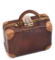 Vintage marhabőr mini bőrönd réz vasalatokkal, sarkai megerősítve. Méret 16x11x7 cm