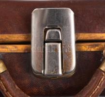 Vintage marhabőr mini bőrönd réz vasalatokkal, sarkai megerősítve. Méret 16x11x7 cm