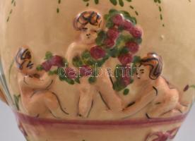 XIX, sz vége. Puttó motívumos fajansz urna váza. Kézzel festett, mázas, jelzés nélkül. Egy egyész ap...