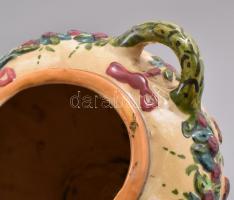 XIX, sz vége. Puttó motívumos fajansz urna váza. Kézzel festett, mázas, jelzés nélkül. Egy egyész ap...