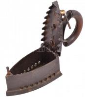 2 régi vasaló. öntöttvas szenes vasaló 20x23 cm, 21x18 cm, a második rozsdás