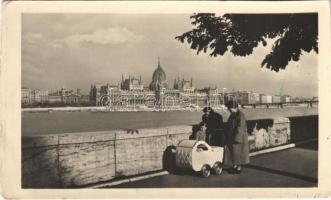 1955 Budapest V. Országház, Parlament, előtérben hölgyek babakocsival. Képzőművészeti Alap Kiadóvállalat (EK)