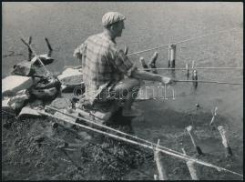 cca 1970 Horgász a botjaival, jelzés nélküli vintage fotó, 17,5×23,5 cm